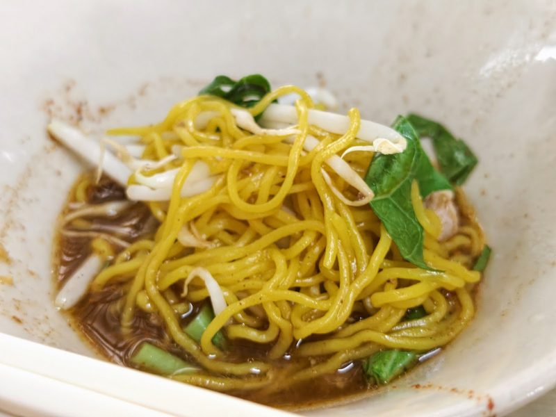 บะหมี่เหลือง ถั่วงอก และโหระพาในน้ำซุปสีเข้ม