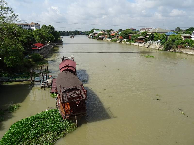 แม่น้ำป่าสักกว้าง มีเรือจอดริมตลิ่งและบ้านเรือนริมน้ำ